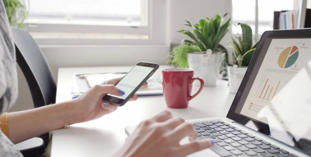 Ambiente interno con luce naturale e materiali sostenibili